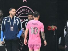 Lionel Messi tocou nas costas, pediu troco e foi para o vestiário