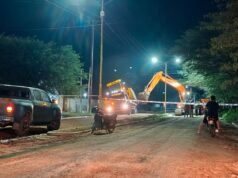 Anatuya: Um caminhão com maquinário pesado ficou submerso no meio da rua e multado
