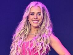 Megan Morrone mostra seu abdômen tonificado em um top curto e minissaia na praia