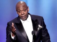 Dave Chappelle zomba hilariamente do convidado surpresa Kanye no palco do show de comédia de Los Angeles