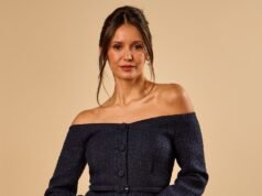 Nina Dobrev vista com um vestido de malha de tecido vermelho na cidade de Nova York