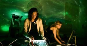 “Redshift” combina o Telescópio Espacial James Webb, Artemis 2 e Pink Floyd para uma viagem cósmica através da luz e do som (vídeo, fotos)