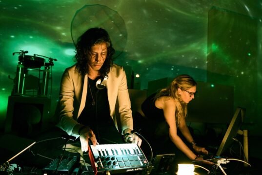 “Redshift” combina o Telescópio Espacial James Webb, Artemis 2 e Pink Floyd para uma viagem cósmica através da luz e do som (vídeo, fotos)