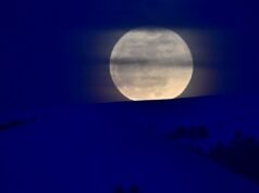Em 31 de maio, uma rara lua azul esconde o brilho vermelho de uma estrela antiga – você consegue vê-la?