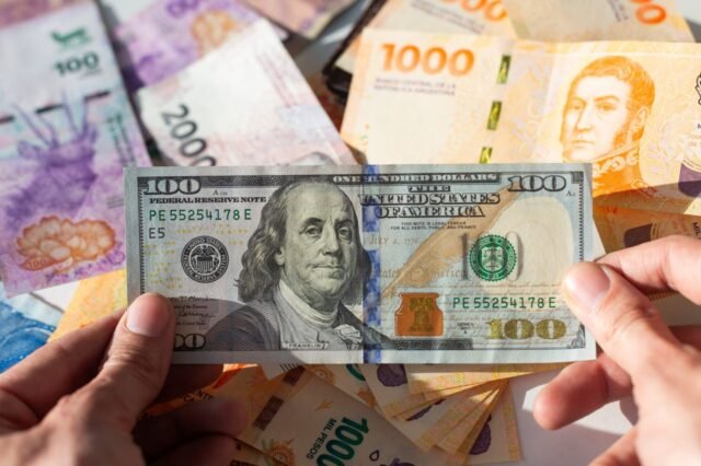 pesos-dolares-499732-084831.jpg
