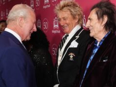 Assista Rod Stewart e Ron Wood cantando “Ooh La La” para o rei Charles