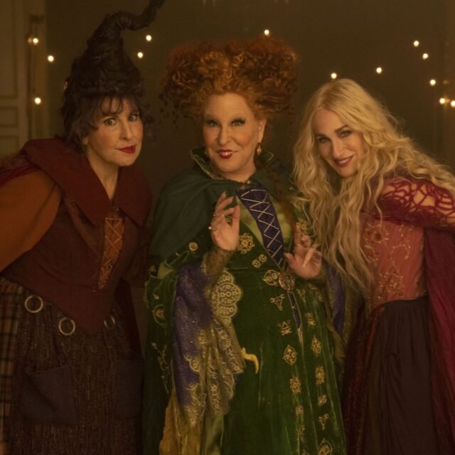 rs_1200x1200-220930073341-1200-hocus-pocus-2-costumes-7.jpg