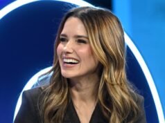 O estilo de saia midi lápis de Sophia Bush eleva instantaneamente os tops básicos