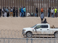 Grupos de direitos civis entraram com uma ação para bloquear uma lei do Texas que permite que a polícia prenda imigrantes na fronteira