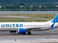 Tensão durante o voo: um passageiro tenta entrar na cabine de um voo da United Airlines
