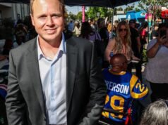 O candidato a prefeito de Los Angeles, Spencer Pratt, está causando grande impacto, mas ele sabe nadar?