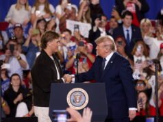 Jaxson Dart apresenta Donald Trump em evento em Nova York