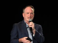 O porta-voz chefe da NFL, Brian McCarthy, ganha o prêmio Horrigan