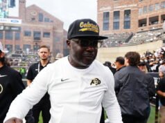 Marshall Faulk compartilha opiniões fortes sobre as disparidades raciais entre os principais profissionais universitários