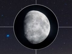 Quais são as estrelas azuis e brancas próximas à lua em 26 de maio?