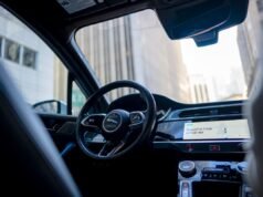 À medida que os robotáxis continuam a causar inundações, a Waymo expande a pausa para quatro cidades.