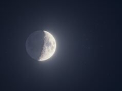 Em 21 de maio, Júpiter, Vênus e Mercúrio se alinham próximos, e a lua brilha com a luz das estrelas